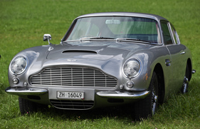 Aston Martin DB6 im Grünen - 35. British Car Meeting auf dem Flugplatz Mollis