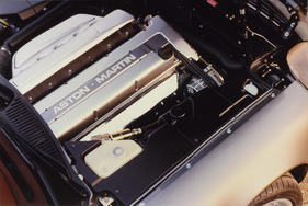 Aston Martin DB7 (1993) - Blick unter die Motorhaube_011_002_Aston Martin_Bildmaterial_Foto