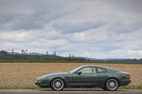 Aston Martin DB7 (1996) - 4,63 Meter lang, nur 1,27 Meter hoch, relativ grosse Überhänge Aston Martin DB7 (1996) - 4,63 Meter lang, nur 1,27 Meter hoch, relativ grosse Überhänge
