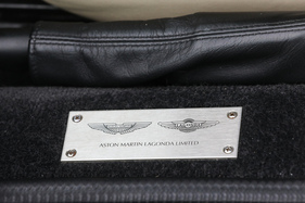 Aston Martin DB7 (1996) - Hersteller-Plakette