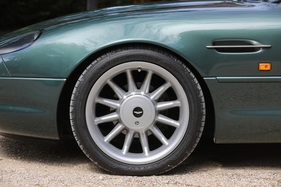 Aston Martin DB7 (1996) - schön gezeichnete Aluräder