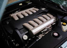 Aston Martin DB7 V12 Vantage Coupé (2003) - appetizing engine presentation (2003)