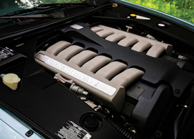 Aston Martin DB7 V12 Vantage Coupé (2003) - eindeutig beschrifteter Motor