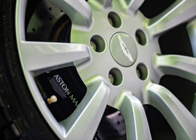 Aston Martin DB7 V12 Vantage Coupé (2003) - kunstvoll Alu-Räder und beschriftete Bremskolben