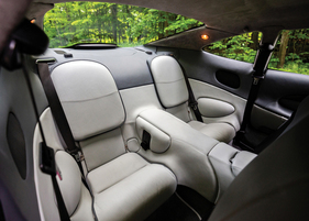 Aston Martin DB7 V12 Vantage Coupé (2003) - schön eingekleidete aber knappe Sitzgelegenheiten im Fond