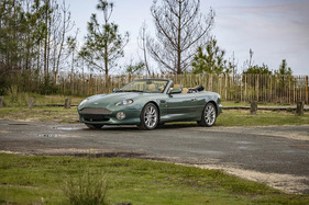 Aston Martin DB7 Volante Vantage (2000) - Lot 012 an der Artcurial „Automobiles sur les Champs" Versteigerung 2024