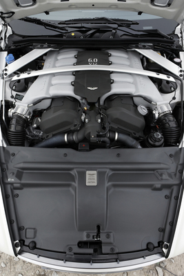 Aston Martin DB9 (2004) - Blick unter die Motorhaube (2004)