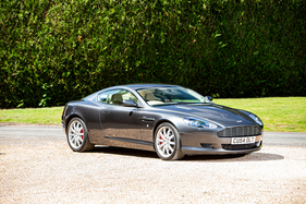 Aston Martin DB9 Coupé (2004) - als Lot 026 an der Bonhams MPH Bicester Heritage Versteigerung am 17. Juli 2021