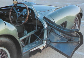 Aston Martin DBR 1 (1959) - der Rohrrahmen erschwert den Einstieg