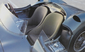 Aston Martin DBR 1 (1959) - in der linken Flanke war unter der Fahrertür ein Öltank untergebracht