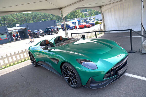 Aston Martin DBR 22 (2020) – In der Klasse 5 traten moderne offene Zweisitzer unter dem Begriff "Instant Classics" an. Diesen hier wählte die Jury zum Sieger