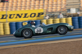 Aston Martin DBR1 (1957) kurz vor dem Dunlopbogen - Gesamtplatz 2 im Plateau 3 (1957-1961) an der Le Mans Classic 2012