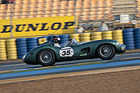 Aston Martin DBR1 (1957) kurz vor dem Dunlopbogen - Gesamtplatz 2 im Plateau 3 (1957-1961) an der Le Mans Classic 2012