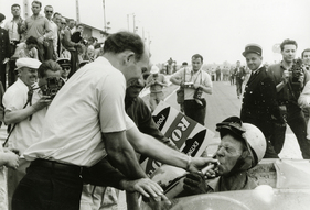 Aston Martin DBR1 (1959) - Ein Schluck Champagner für den Sieger