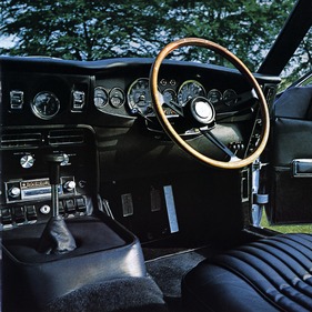Aston Martin DBS V8 (1970) - Interieur und Armaturenbrett einer frühen Version - Illustration Verkaufsprospekt