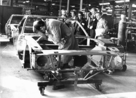 Aston Martin DBS V8 (1976) - Produktion - Verschweissen der Karosserie