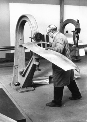 Aston Martin DBS V8 (1976) - Produktion -  Zuschnitt der Karosseriebleche