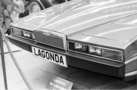 Aston Martin Lagonda (1979) - mit breiter flacher Front - Genfer Automobilsalon 1979