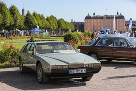 Aston Martin Lagonda (1983) - keilförmige und futuristische Limousine mit 225 km/h Spitze - 21. Classic-Gala Schwetzingen 2025