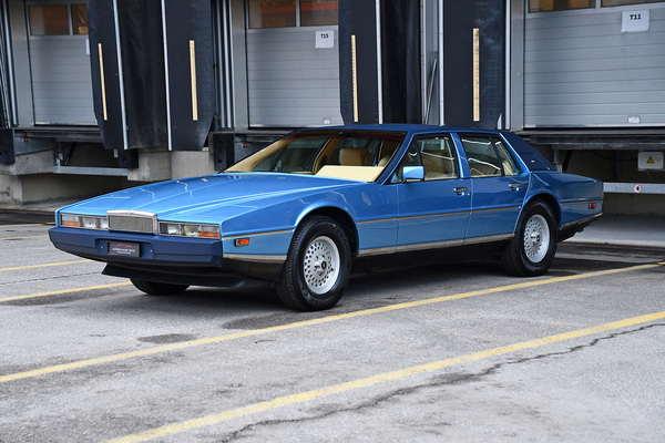 Aston Martin Lagonda (1984) - als Lot 146 an der Versteigerung der Oldtimer Galerie in Gstaad am 29. Dezember 2022