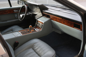 Aston Martin Lagonda (1984) - the steering wheel looks very small