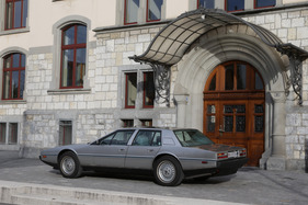 Aston Martin Lagonda (1984) - the glass surfaces are only minimally curved
