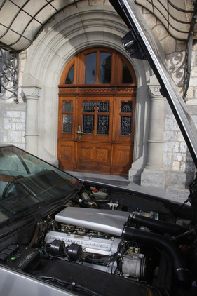 Aston Martin Lagonda (1984) - it was not easy for the engineers to install the large engine in the flat nose