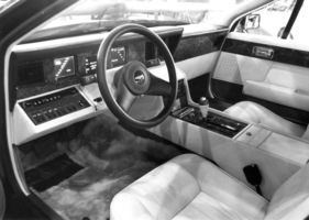 Aston Martin Lagonda (1985) - mit futuristischen Digitalanzeigen - Genfer Automobilsalon 1985