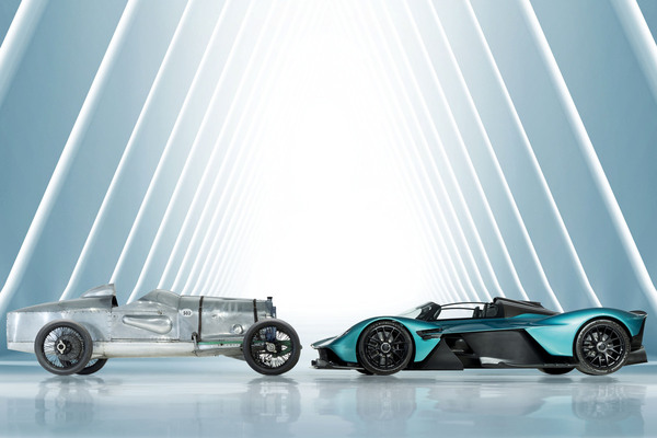 Bild: Aston Martin Razor Blade (1923) und Valkyrie (2022) - 110-jähriges Bestehen von Aston Martin
