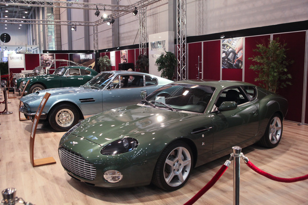 Bild: Aston Martin Sportwagen verschiedener Jahrzehnte, im Vordergrund ein DB7 Zagato - Techno Classica 2015