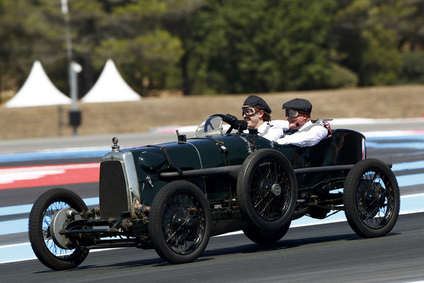 Image: Aston Martin TT1 (1922) - Sebastian Vettel at the wheel of the 100-year-old Grand Prix racing car