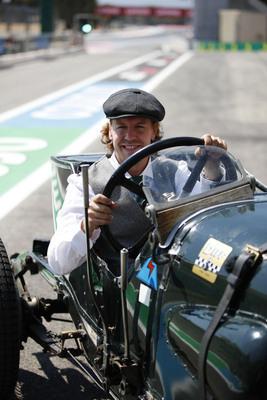 Aston Martin TT1 (1922) - Sebastian Vettel stilsicher gekleidet am Lenkrad von "Green Pea"