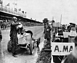 Aston Martin TT1 (1922) - beim Auftanken am GP von Frankreich 1922 (© GP Images - Courtesy Aston Martin, 1922) Aston Martin TT1 (1922) - beim Auftanken am GP von Frankreich 1922 (© GP Images - Courtesy Aston Martin, 1922)