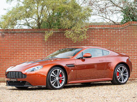 Aston Martin V12 Vantage Coupé (2009) - Lot 159 an der Bonhams Versteigerung "Les Grandes Marques du Monde à Paris" am 1. Februar 2024