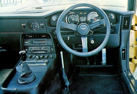 Aston Martin V8 (1974) - Armaturenbrett mit zeitgenössischer Beschallungsanlage
