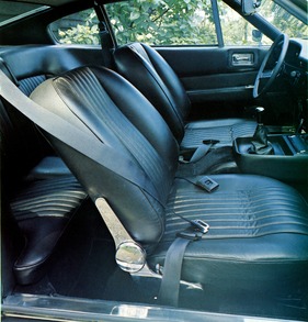Aston Martin V8 (1974) - auch hohe Geschwindigkeiten wollen in attraktivem Ambiente genossen werden - Interieur