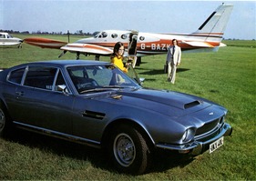 Aston Martin V8 (1974) - so holt man den Chef vom Flugzeug ab
