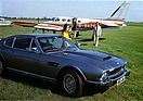Aston Martin V8 (1974) - so holt man den Chef vom Flugzeug ab