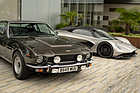 Bild: Aston Martin V8 (1985) - Bonds Auto aus "Der Hauch des Todes" feiert in "Keine Zeit zu sterben" seine Rückkehr. Dahinter die Studie Valhalla
