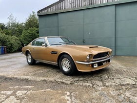 Aston Martin V8 Series 2 Sports Saloon (1972) - als Lot 044 an der Bonhams MPH Bicester Heritage Versteigerung am 17. Juli 2021