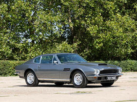 Aston Martin V8 Series 3 Sports Saloon (1973) - als Lot 174 an der Bonhams Goodwood Revival Versteigerung 2025