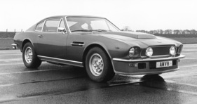 Aston Martin V8 Vantage (1977) - mit Frontspoiler und deutlichem Buckel auf der Haube