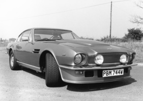 Aston Martin V8 Vantage (1982) - mehr Anpressdruck dank Frontspoiler, fette Pirelli P7 Reifen