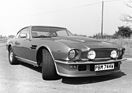 Aston Martin V8 Vantage (1982) - mehr Anpressdruck dank Frontspoiler, fette Pirelli P7 Reifen