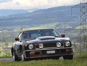Aston Martin V8 Vantage (1986) am Michaelskreuzrennen 2011 (Startnummer 305)