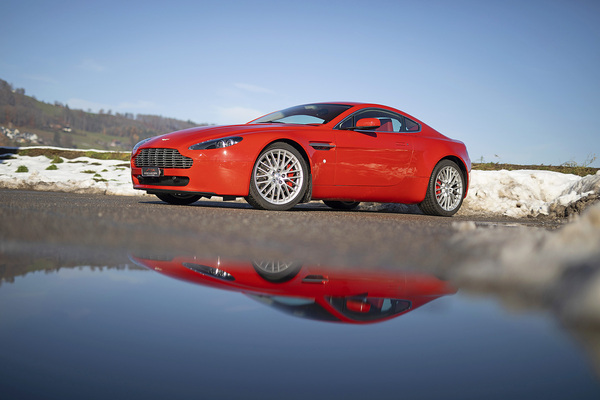 Aston Martin V8 Vantage (2009) - 2009 Aston Martin V8 Vantage - als Lot 111 an der Oldtimer Galerie Toffen Versteigerung von Gstaad am 29. Dezember 2024