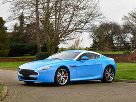 Aston Martin V8 Vantage Coupé (2010) - Lot 116 an der Bonhams Versteigerung "Les Grandes Marques du Monde à Paris" am 1. Februar 2024