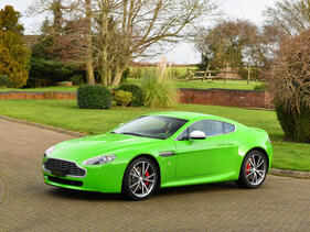 Aston Martin V8 Vantage Coupé (2010) - Lot 117 an der Bonhams Versteigerung "Les Grandes Marques du Monde à Paris" am 1. Februar 2024