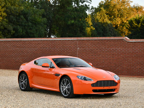 Aston Martin V8 Vantage Coupé (2010) - angeboten als Lot 113 an der Bonhams Zoute Versteigerung am 8. Oktober 2023