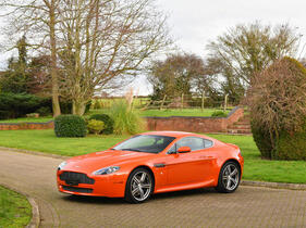 Aston Martin V8 Vantage N400 Coupé (2008) - Lot 191 an der Bonhams Versteigerung "Les Grandes Marques du Monde à Paris" am 1. Februar 2024